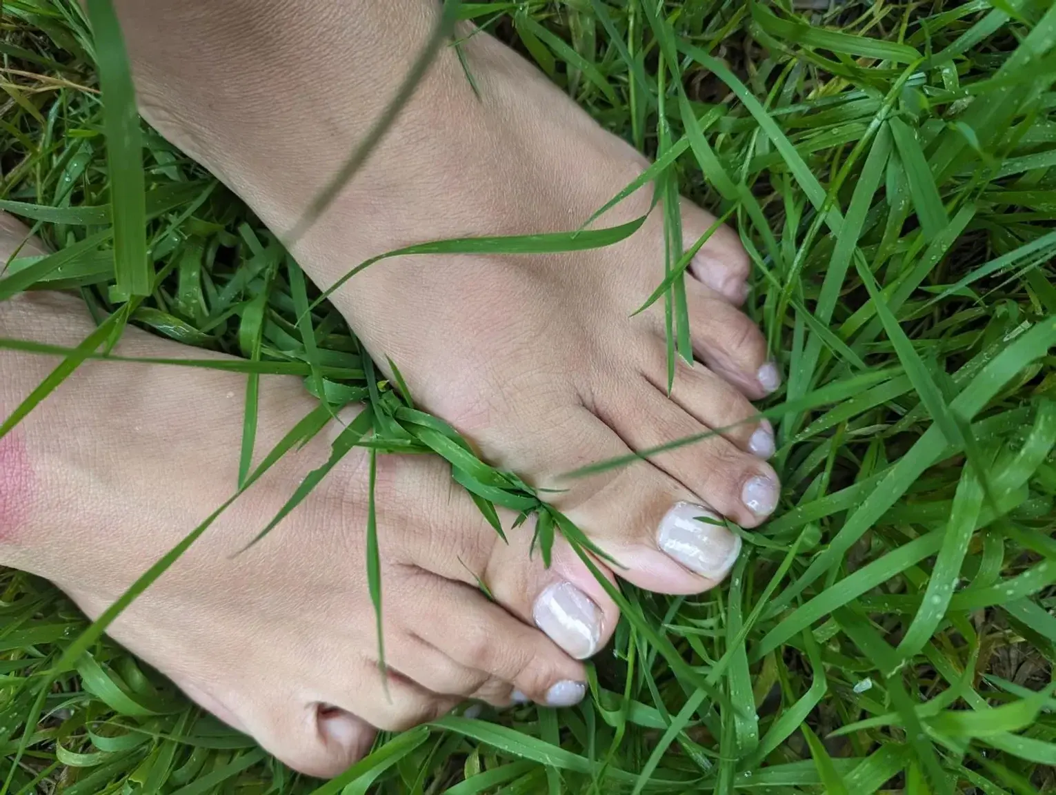 Simple et nature…Morgane 💋#Automne 🍂 #fetichiste #pieds #feet #sexy #frenchgirls #islandgirl #autumn #garden