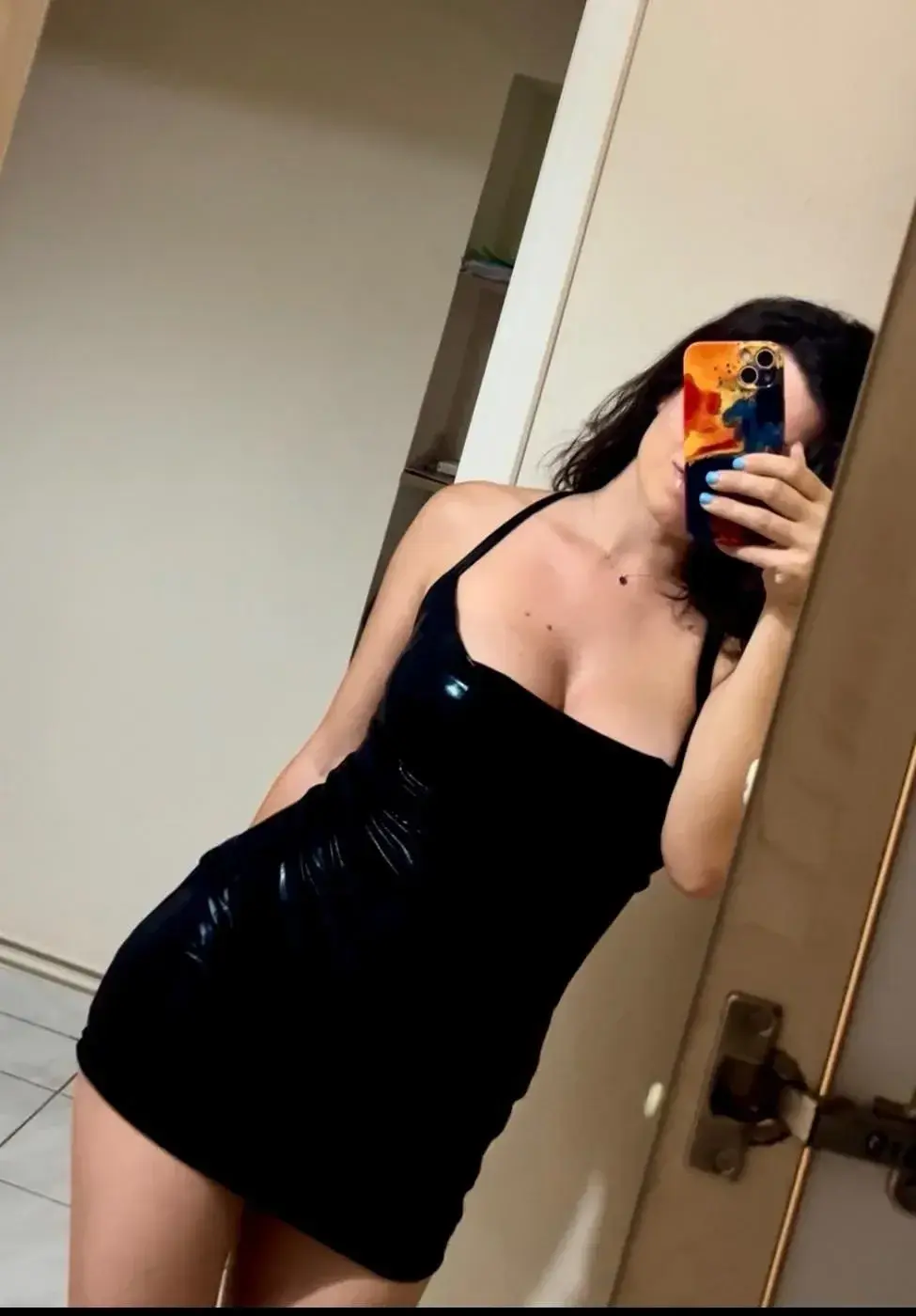 Leak & nude MYM — Mialark : « Μήπως να το βγάλω; » (MYM)