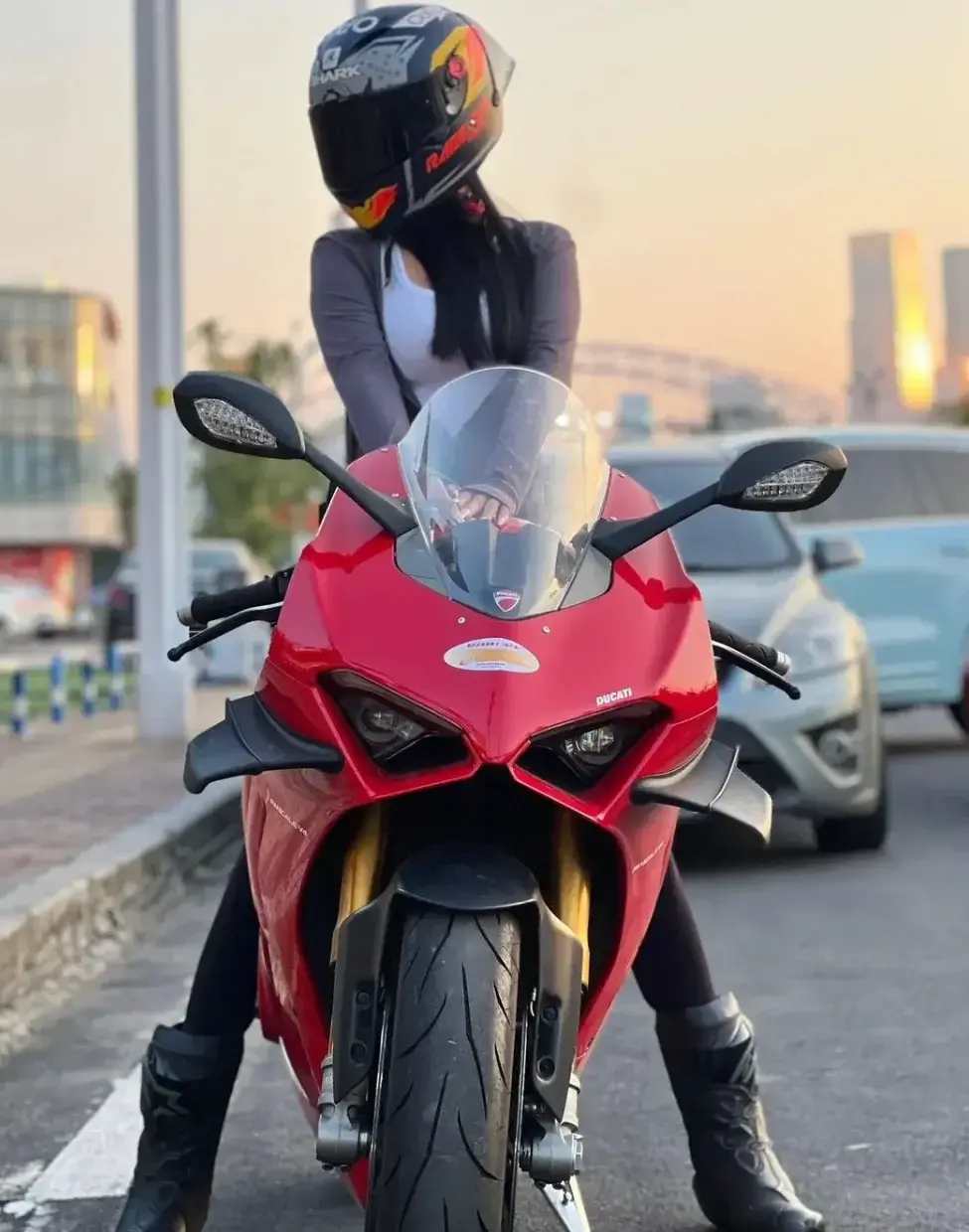 Coucou mes coquins, qui aime la moto ici ?