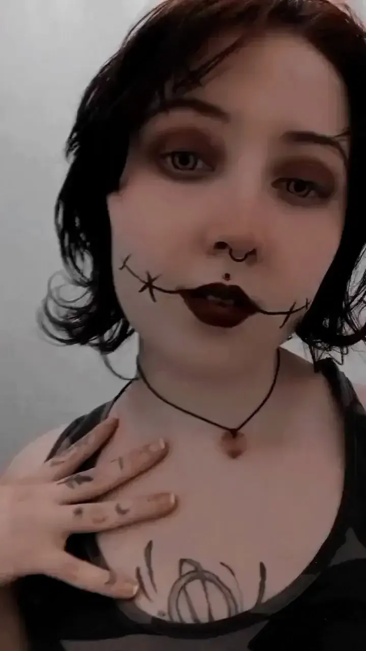 SallyLith : "Quel plaisir de te voir ma chère citrouille 🖤"🦇