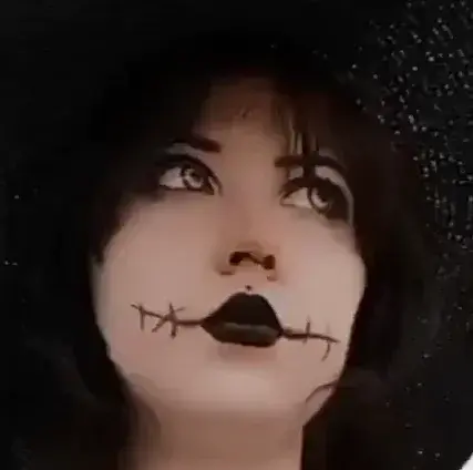 SallyLith : "Je vois au loin des vampires prêts à sucer mon sang... Vite, une potion anti-vampire ! 🖤"🦇