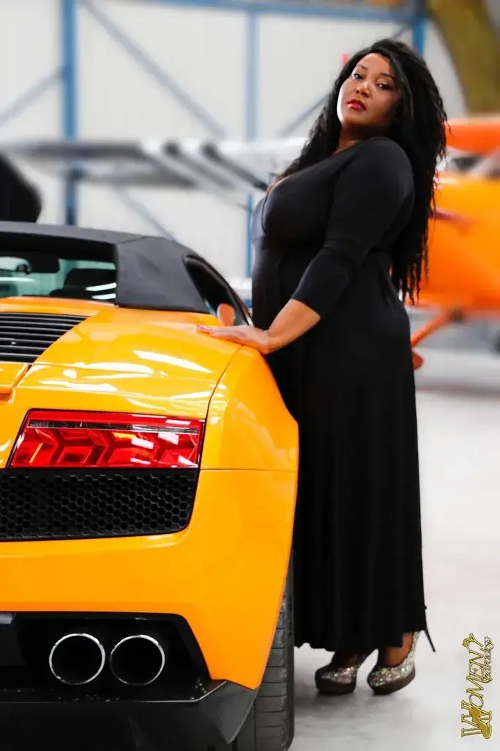 Suite à ce que des Femmes Rondes photographiées auprès de voitures de sport, manque cruellement sur le net (vérifiez vous-même sur Google...), j'ai voulu réaliser moi-même un Shooting Photo à thème“GIRL AND CARS” avec une Modèle-Photo Grande Taille.Ici, « DIVINE ÉMERAUDE », Modèle amatrice Grande Taille - Plus Size, noire de peau, en robe Glamour clasdique, à l'expression sensuelle, posant auprès de la LAMBORGHINI GALLARDO CABRIOLET.Mesdames, messieurs, est-ce une originale idée ?