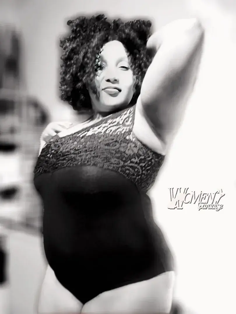 “Regardez-moi cette grosse vache à gros seins en lingerie fine, comme c'est vulgaire !  À sa place, j'aurais honte...".Avec « DIVINE ÉMERAUDE », ma modèle fétiche Grande Taille Noire de peau, nos séances de shooting photos furent à la fois :• une thérapie de l'acceptation de ses rondeurs,• une manière de faire taire les préjugés et le dictât de la mode.👉 Cliché noir & blanc de « DIVINE ÉMERAUDE » posant en "Lingerie Fine" vêtue d'un Body lingerie.Mesdames messieurs, est-ce si vulgaire ?
