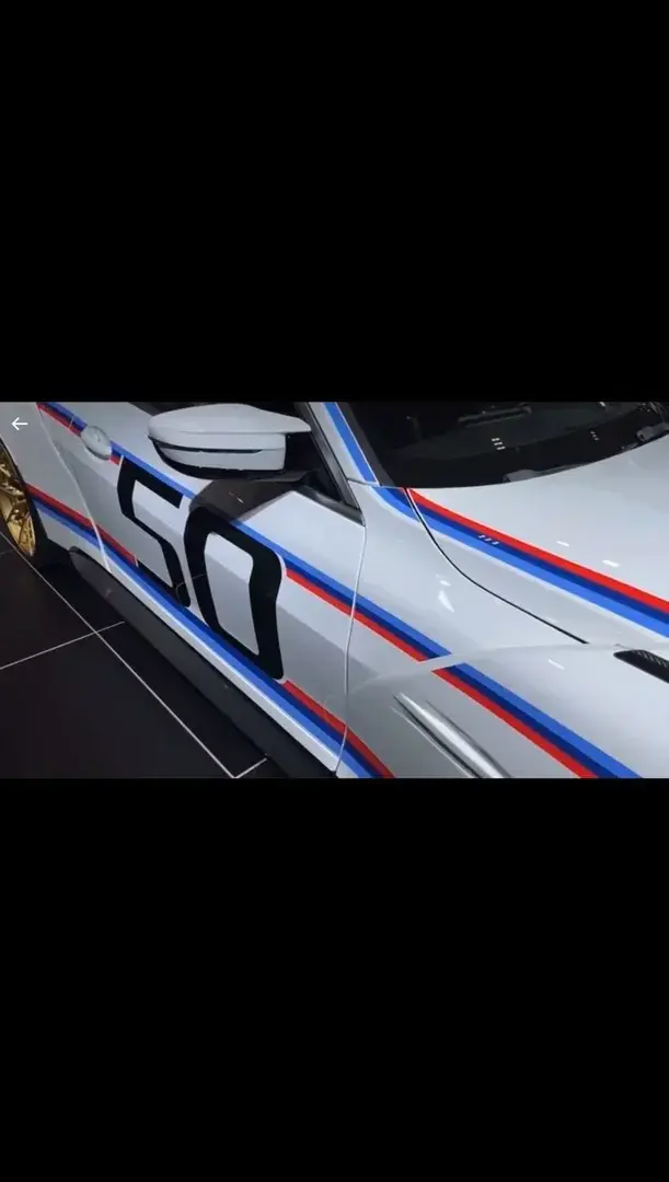En Janvier 2023, lors de ma visite au 100ème et dernier AUTO SALON de Bruxelles en lequel la FEBIAC a tiré sa révérence par un MAGISTRAL MOTOR SHOW, j'ai eu l'occasion de présenter l'exemplaire 00 des 50 unités de cette sublime BMW 3.0 CSL (vidéo ci-dessus).Hier le 25/11/2023, l'exemplaire 44 jamais immatriculé avec 33km seulement au compteur, fut mise en enchères via RM SOTHEBY'S par un propriétaire Français avec un prix de départ à 800 000€, finalement vendue à 1 017 500€ !