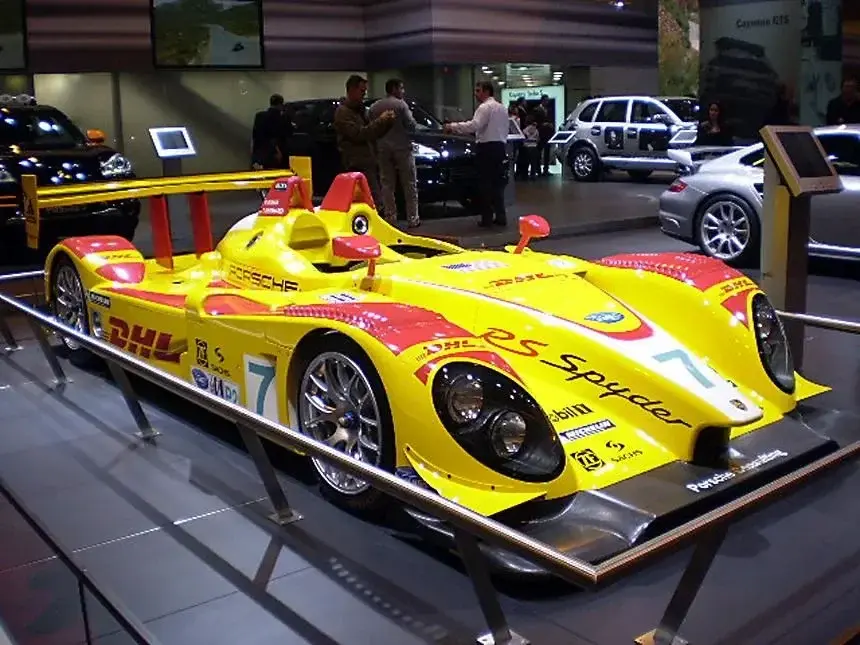 Sur “JEFF WOMEN PARADISE”, le mois de DÉCEMBRE SPÉCIAL PORSCHE” commence avec laPORSCHE RS SPYDER jaune de l'écurie PENSKEdu AMERICAN LE MANS SERIES vue sur le stand PORSCHE du MONDIAL DE L'AUTOMOBILE PARIS FRANCE 2008.PALMARÈS :• 4X Vainqueur du championnat AMERICAN LE MANS SERIES catégorie LMP2 de 2006 à 2009.• 2X Vainqueur des 12H DE SEBRING 2008, catégorie LMP2 de 2009 à 2010.Abonnez-vous pour connaître sa fiche technique dans la publication du 04/12.#voituredesport