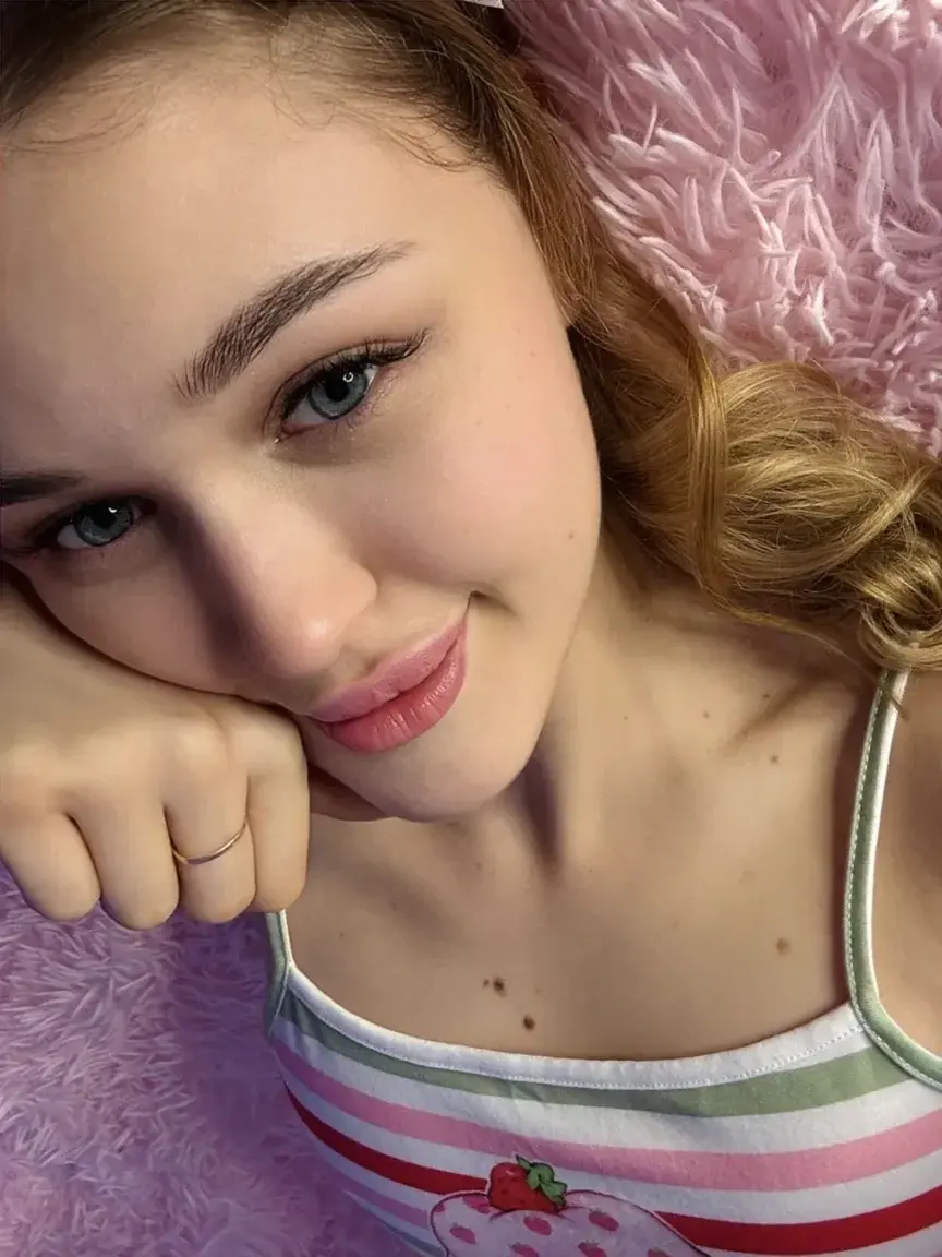 Leak & nude MYM — lily_huy : « Mon abo est GRATUIT, viens discuter 🥰 » (MYM)