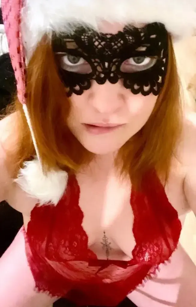 Mère Noël va passer ce soir, nettoyez bien votre cheminée, elle sera d'humeur coquine...  🔞