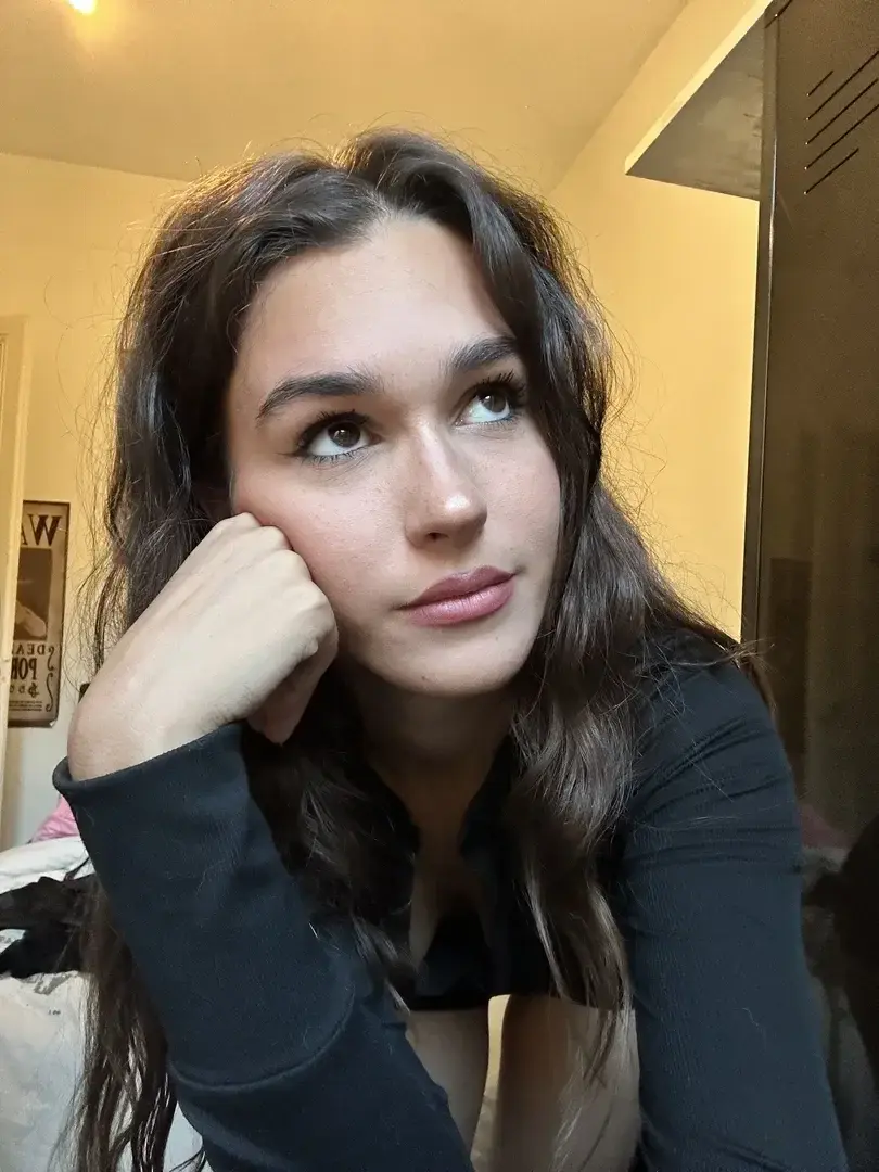 Ambre — créatrice MYM française en bikini dans un jacuzzi