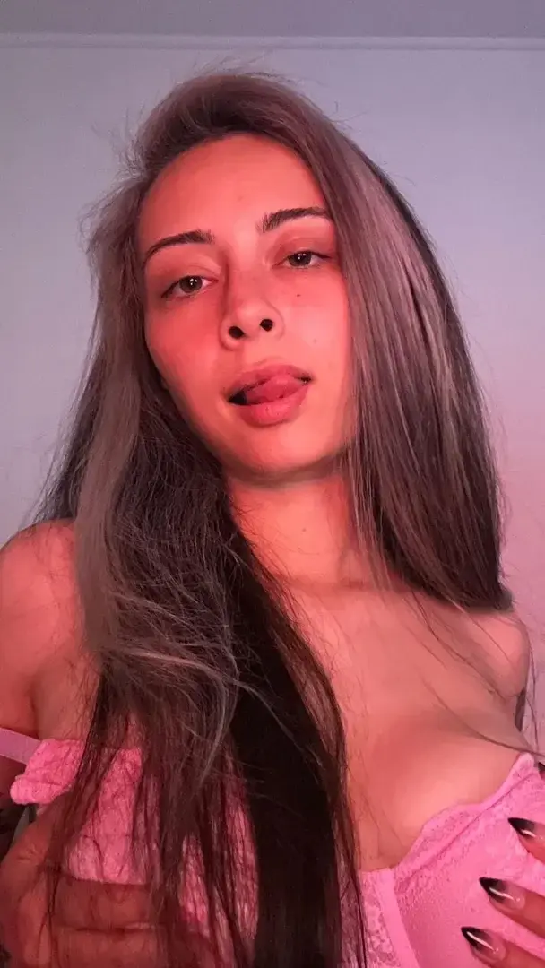Leak & nude MYM — Mykanine : « Petite photo pour mon retour profiter bien 🌷 » (MYM)