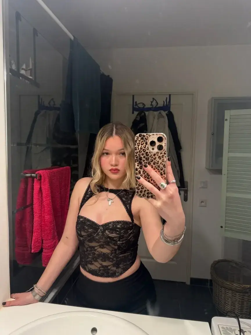 Leak & nude MYM — Paulineonlinee : « Mon abo gratuit regarde ma bio🤤Comme ça tu peux me dm si t’en a envie… » (MYM)
