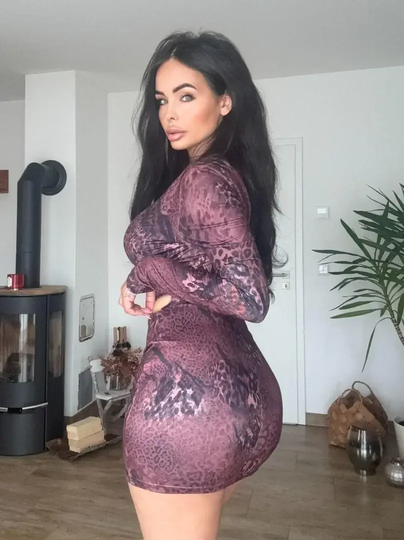 Willst du diesen dicken Arsch nicht auch mal komplett nackt sehen? Dann hab ich was für dich! Komm und abonnier mich und du bekommst ein geiles Arschbild als Willkommensgeschenk Baby!🥵❤️‍🔥 Zu deinem Glück habe ich sogar noch einen schönen Rabattcode für dich! Mit GEIL40 sparst du 40%! Nur für 7 Tage gültig und nur für die ersten 25 Fans🔥🔥🔥
