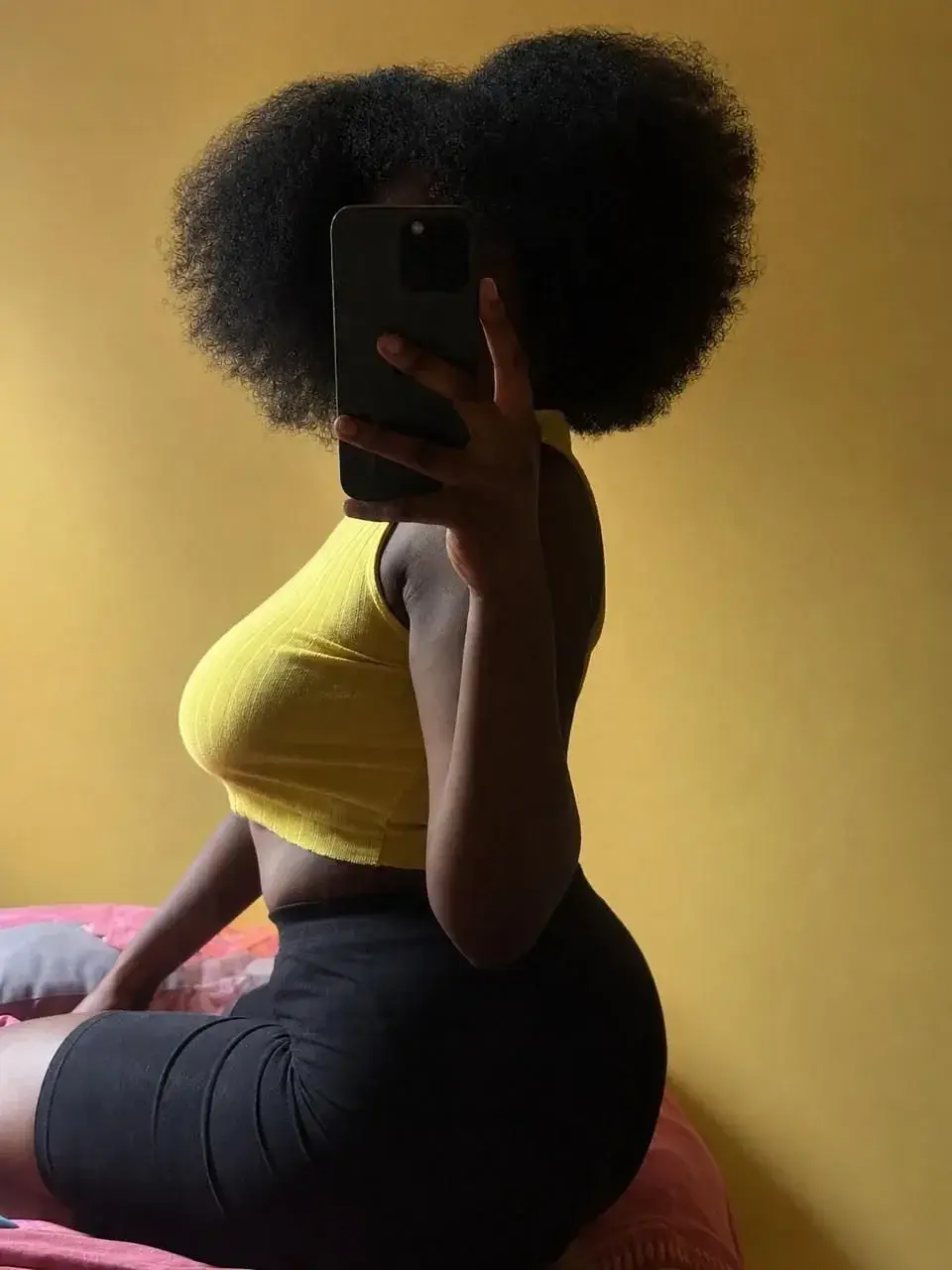 👅💛