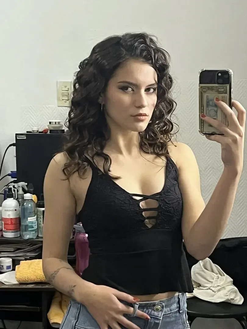 Leak public — Sucette-girl : « Mon MYM est maintenant GRATUIT, c’est cadeau 💝 t aime bien les bouclettes ? 👅 » (MYM) — pas un leak