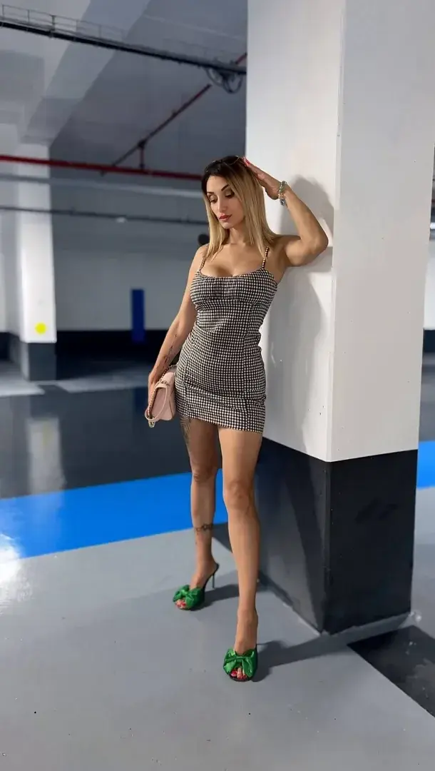 Leak public de Chloesanchez — « tu as déjà fais ça dans un parking? c'était où si non ton lieux le plus fou 😈🤭🔥 » (nude) sur MYM