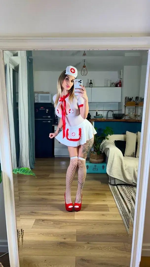 Leak public de Chloesanchez — « envie de jouer au docteur?hâte de lire tes envie 🤭😈❤️🔥 » (nude) sur MYM