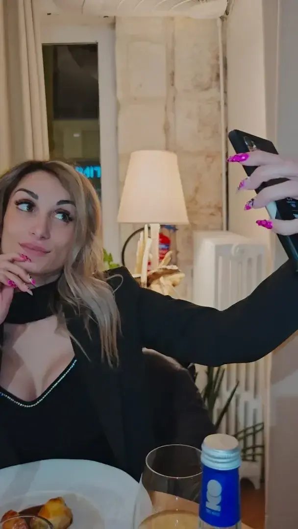 Leak public de Chloesanchez — « viens apprendre a me connaître ☺️ je suis connectée 🟢et si tu veux juste mater mes vidéos demande le moi en mp j'ai pleins de sextapes pour toi 🎦🔥🍆💦 » (nude) sur MYM