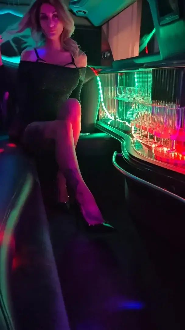 Leak & nude MYM — chloesanchez : « rejoins moi dans la limousine 🤭🔥👿je vais m'occuper de toi 😋 » (MYM)