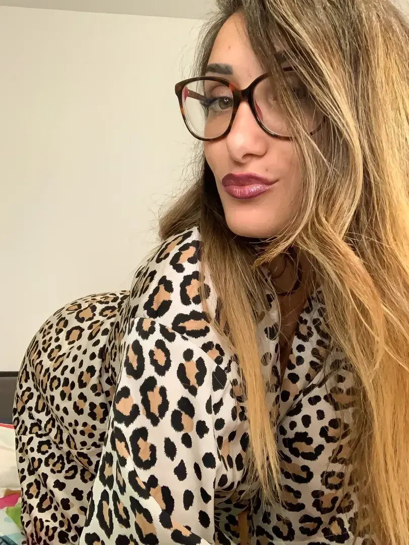 Leak & nude MYM — chloesanchez : « Mon abo mym gratuit -> pas de code 🆓😘 » (MYM)