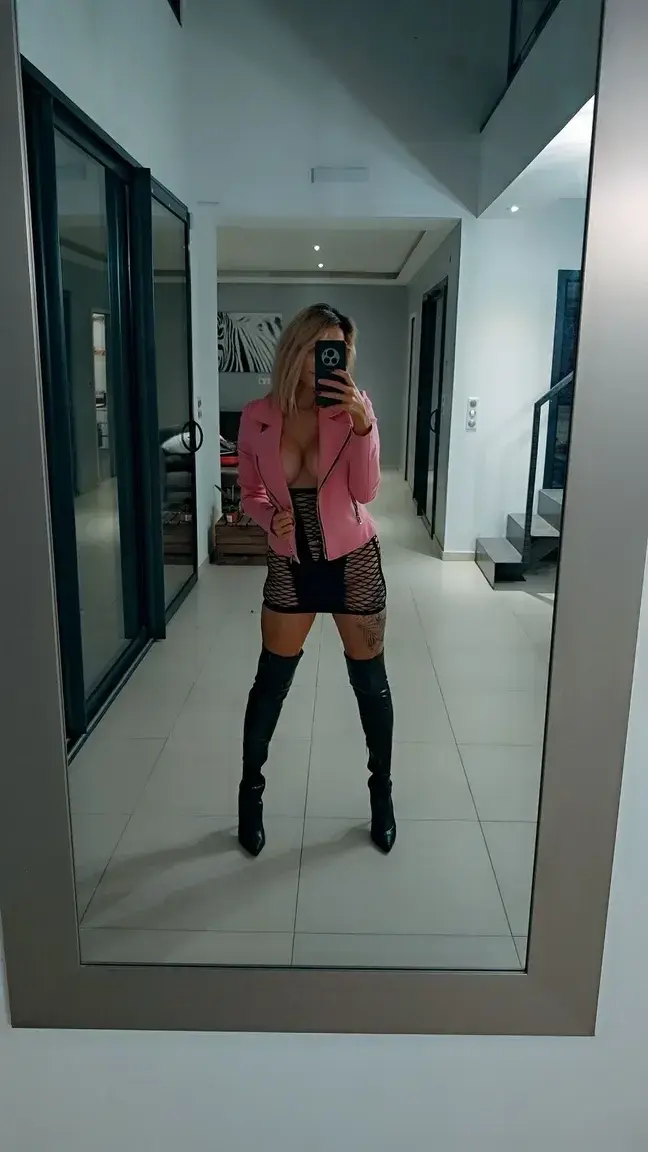 Leak & nude MYM — chloesanchez : « T'aimes bien ma tenue ?Mon abo mym gratuit -> pas de code 🆓😘 » (MYM)
