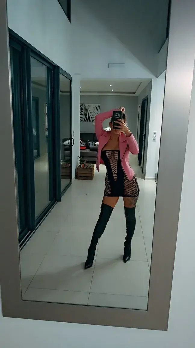 Leak & nude MYM — chloesanchez : « ma tenue pour aller en club libertin...mais ce soir je suis connectée 🟢 alors rejoigne moi mon abonnement est gratuit 👅 » (MYM)