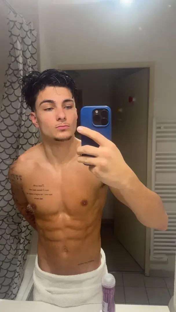 Aperçu public — Lucasblgn : « je sors de la douche j’ai rien sous ma serviette de bain 🫢 » (MYM) — pas un leak