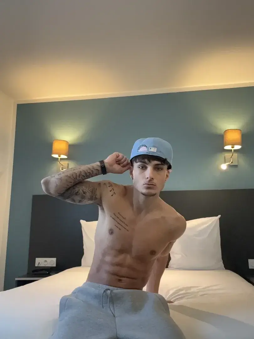 Aperçu public — Lucasblgn : « tu me rejoins dans le lit ? » (MYM) — pas un leak