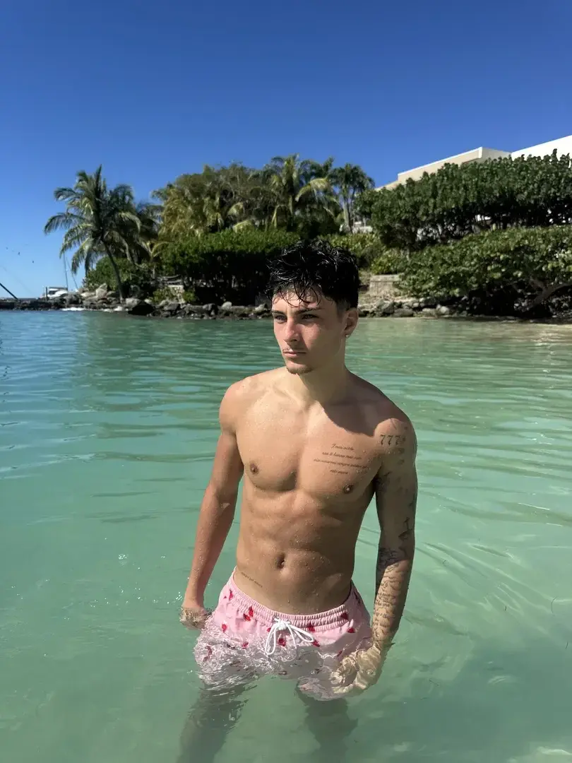 Aperçu public — Lucasblgn : « média » (MYM) — pas un leak