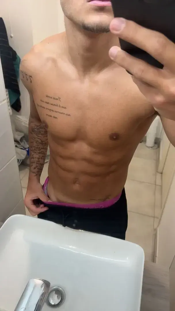 j'espère que tu aimes ma marque de bronzage sous mon caleçon on l'a voit bien la 🔥