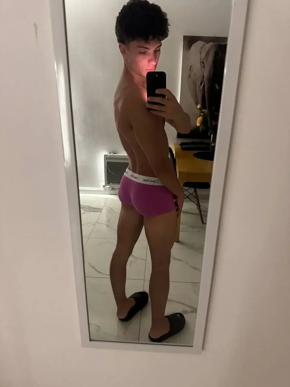 tu aimes mon ck rose vu de dos ? c'est excitant ? 🔞