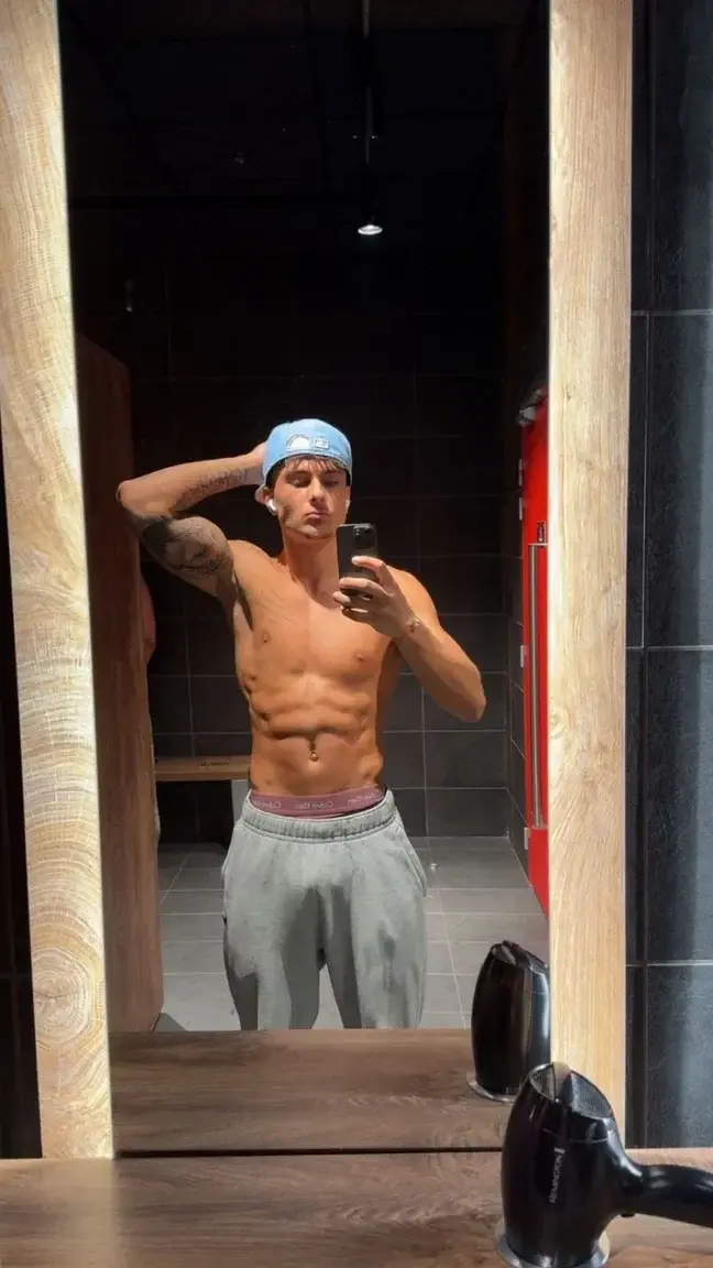 fin de séance de sport il y a du monde à côté ça me gêne de me déshabiller 😬