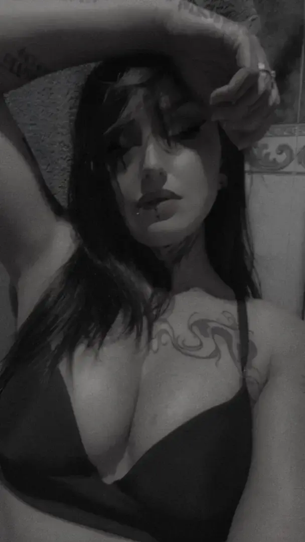 Leak & nude MYM — Tattoogirlyy666 : « #lingerie #noir » (MYM)