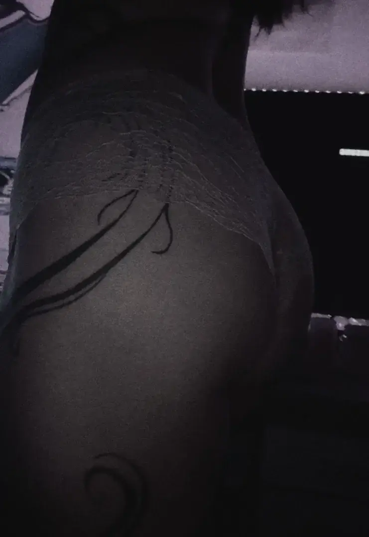 Leak & nude MYM — Tattoogirlyy666 : « #fessebombee #noir&blanc #lingerie » (MYM)