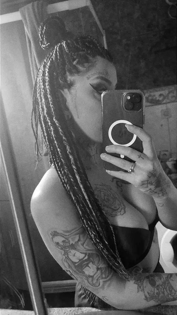 Leak & nude MYM — Tattoogirlyy666 : « #black&white #mirroir » (MYM)