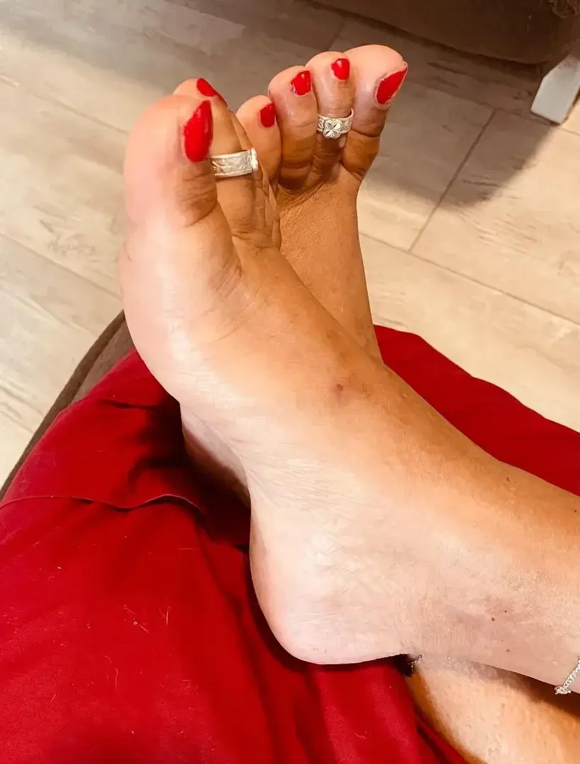 En 2024, un max de plaisir à consommer sans modération 💦🔞💋#piedsdefemmes #piedssales #piedsexy #footlovers #toeslovers #pleasure #frenchfeet #roundfeet  #pieds #cutefeet #feetseller #fetichistedespieds