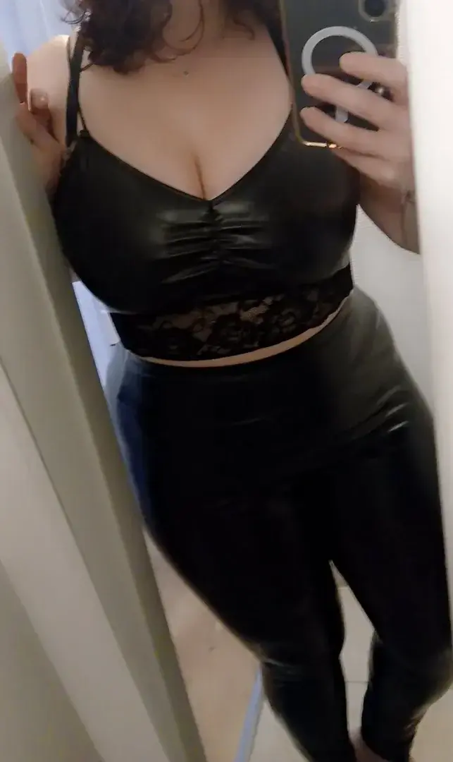 Mon outfit du jour toute de cuir vêtue ! Qui pour me l'enlever 🔞😈?
