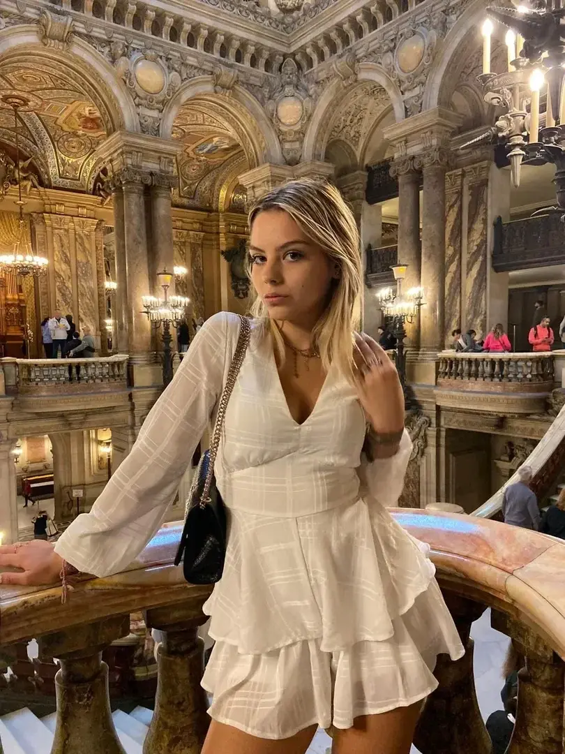 Mets un ❤️ si t'aimerais voir ce qui se trouve sous cette robe blanche 😈