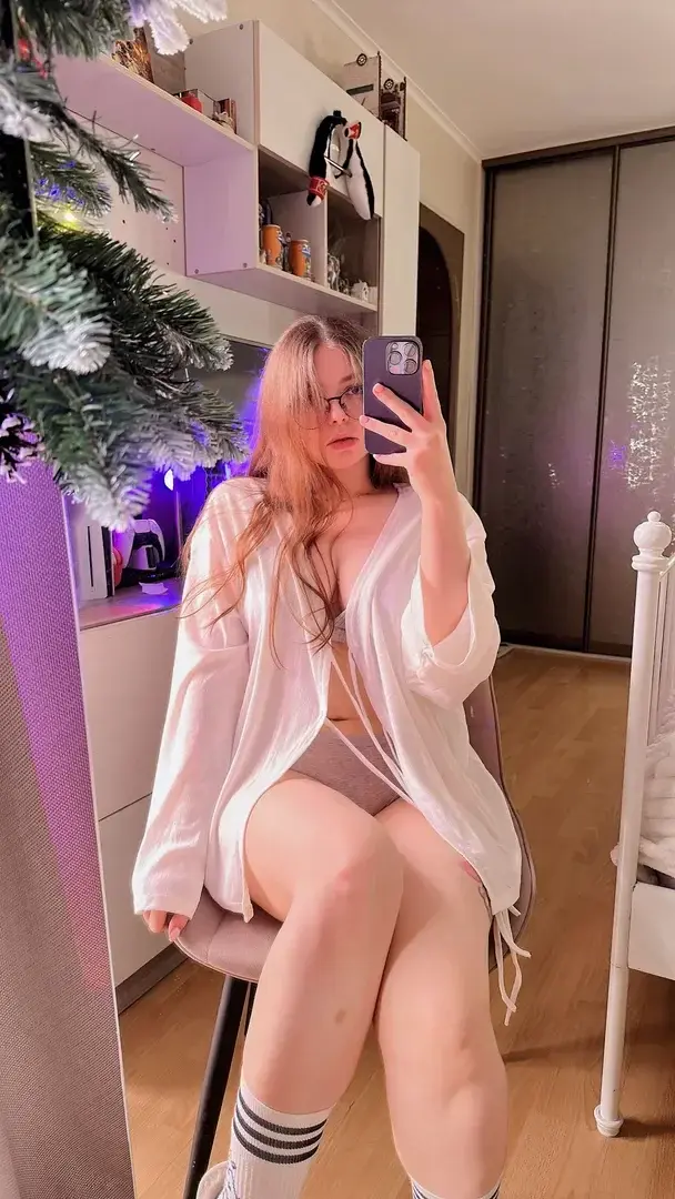 Leak & nude MYM — Lapetitecamille : « Abonnement gratuit 👅Viens découvrir ma bonne humeur contagieuse 😋 » (MYM)