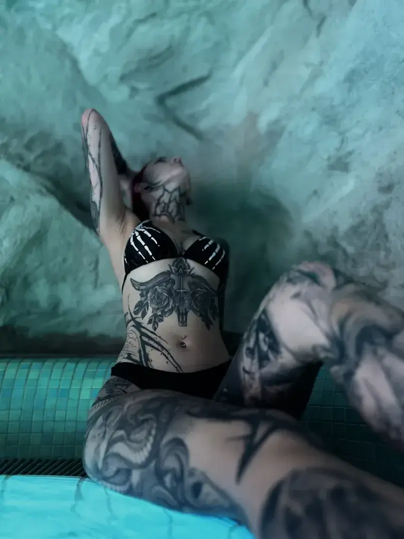 Leak & nude MYM — Beliinda38er : « Letting the water trace every line… while you imagine the rest💦 » (MYM)