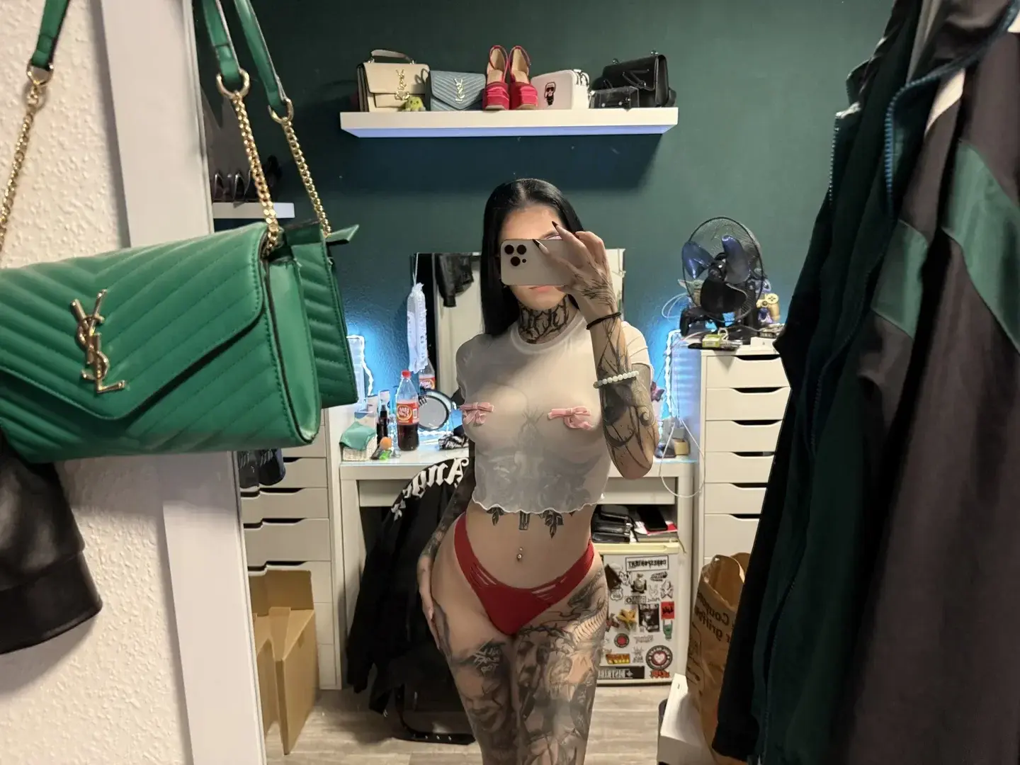 Leak & nude MYM — Beliinda38er : « Red looks good on me. Watching looks good on you👀 » (MYM)