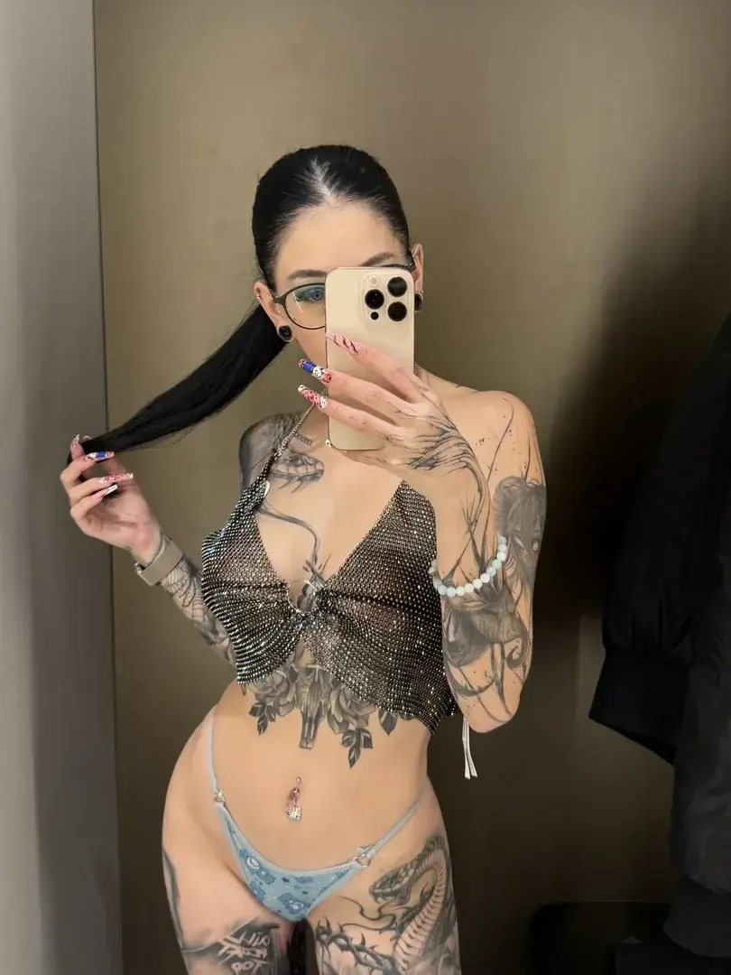Leak & nude MYM — Beliinda38er : « Just a little sparkle, just a little skin.I like keeping you curious » (MYM)