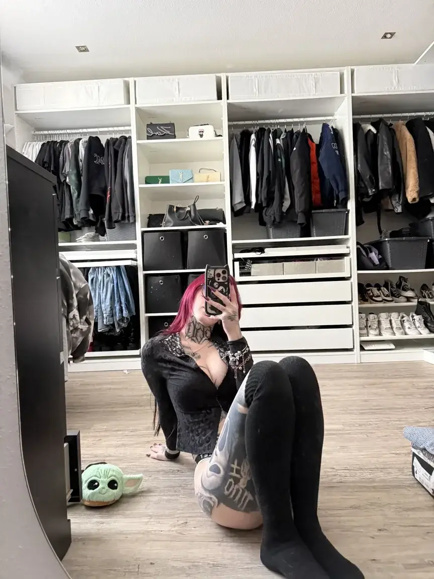 Leak & nude MYM — Beliinda38er : « goth girls do it better » (MYM)