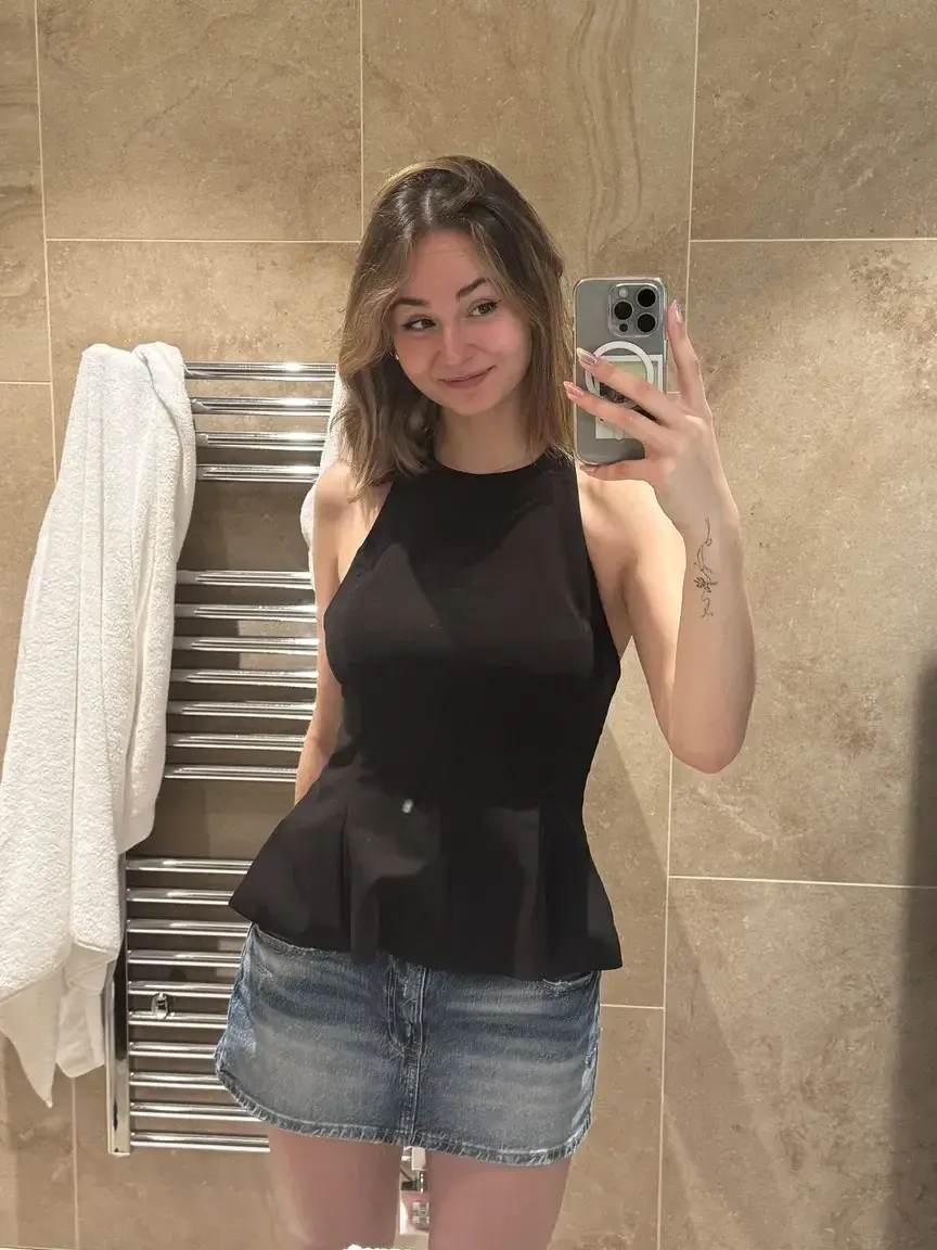 Aperçu public — Lupi : « Tu peux t’abonner gratuitement… envoie-moi un DM quand tu es là 💕 » (MYM) — pas un leak