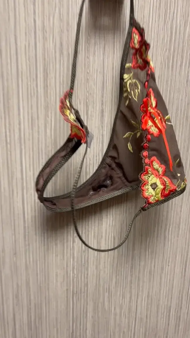 Leak & nude MYM — Julie_jolie_sexy : « Un petit cadeau laissé dans la douche du camping ⛺️ j’espère faire un heureux hahah 💦🤭 » (MYM)