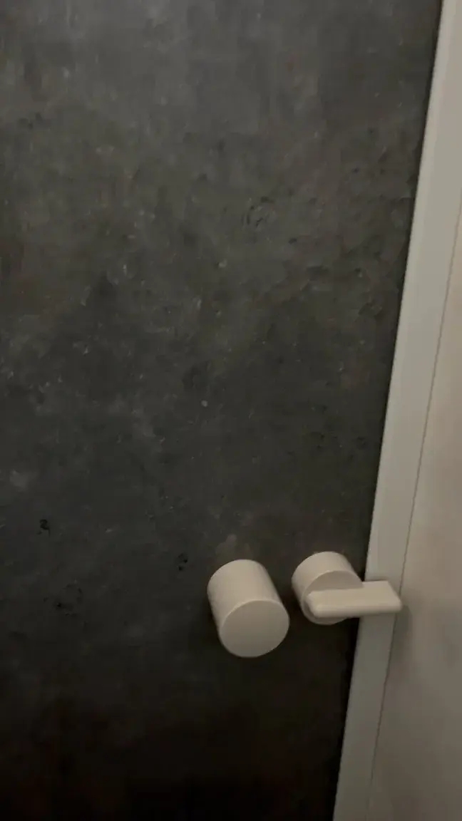 Leak & nude MYM — Julie_jolie_sexy : « Et voilà 🤭❤️ un cadeau 🎁 pour le prochain qui passez derrière moi à la douche 😘😘 mini string Mickey 😋🩷 » (MYM)