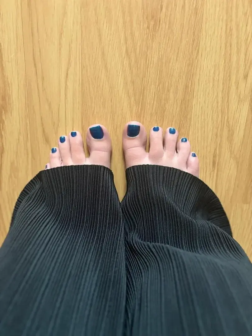 Un peu de vernis bleu?? #bleu#vernis#piedsnu