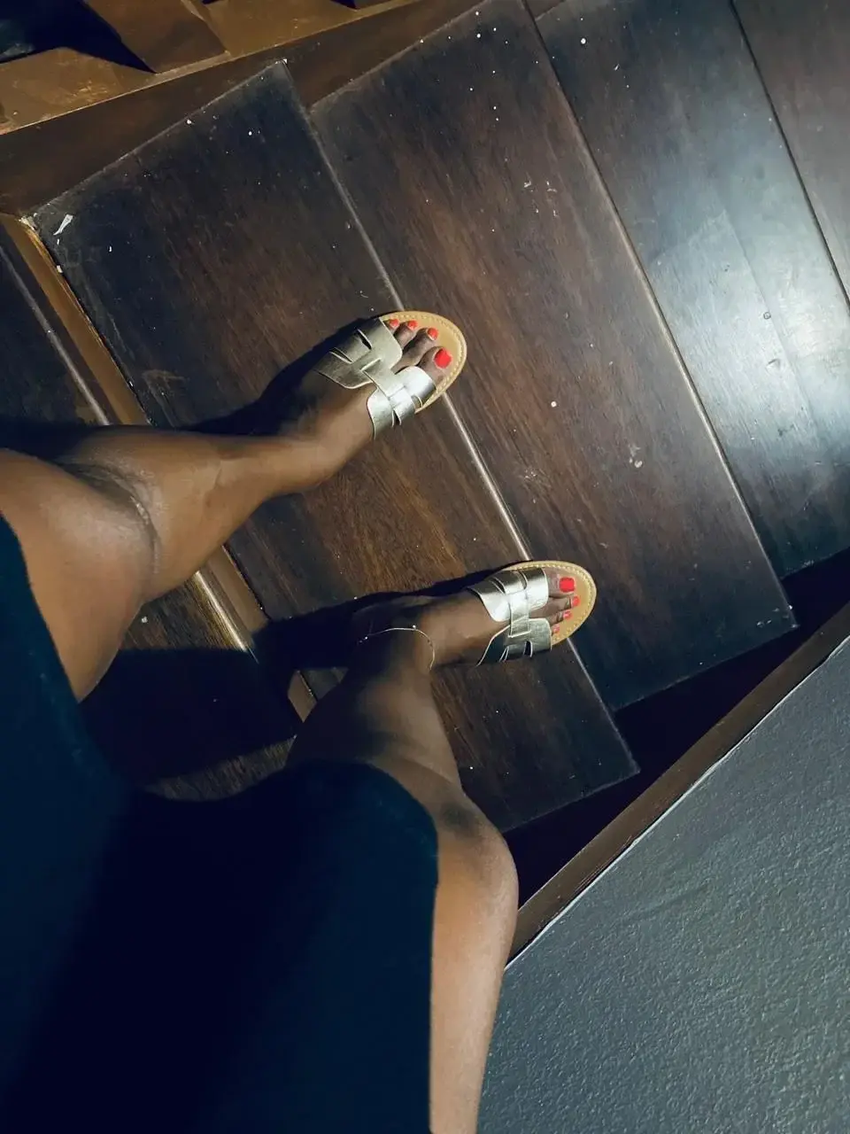 Leak & nude MYM — Jadali : « Trouver chaussure à son pied » (MYM)
