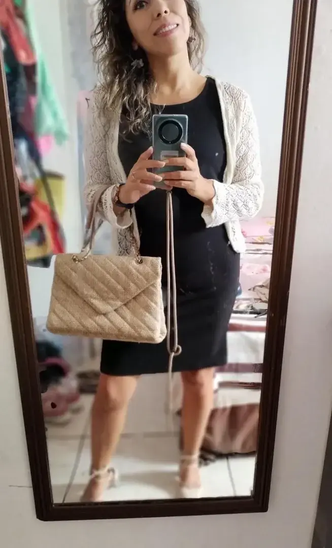 Simplement moi, une femme simple dans la vie, mais beaucoup plus chaude lorsque l'on est entre nous. Tu en veux plus? abonne toi pour pouvoir accéder à plus de belles choses ;)