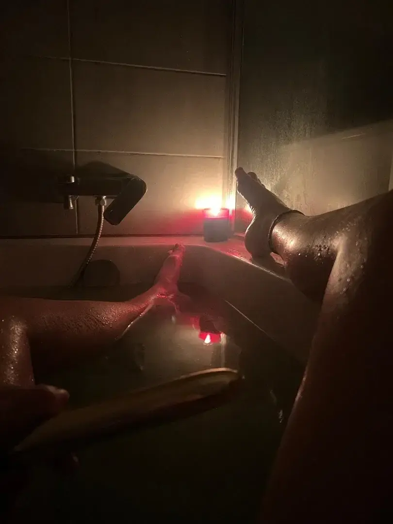 Jamais de bains sans mon jouet en or ! 🍆💦#pieds #bains #sextoys #extase #baiser #feat