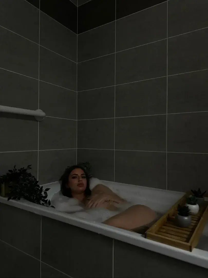 Abonne toi si tu veux voir l'intégralité de mon bain😈💋