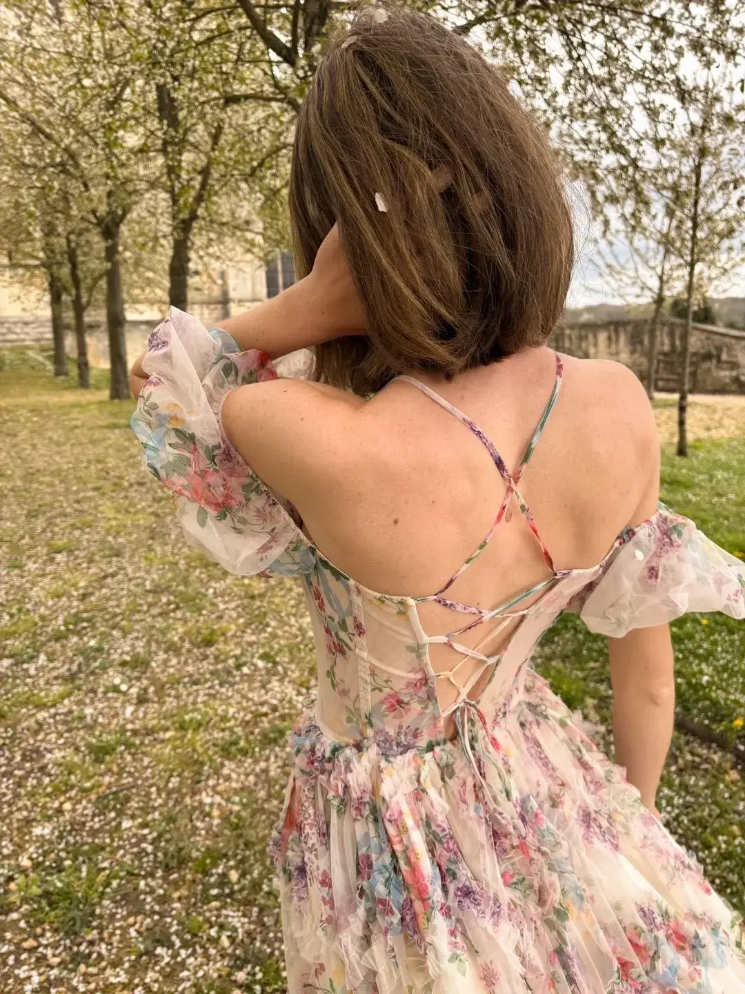 Serais-tu du genre à m'offrir ton bras pour m'accompagner pour une petite promenade dans le jardin ?